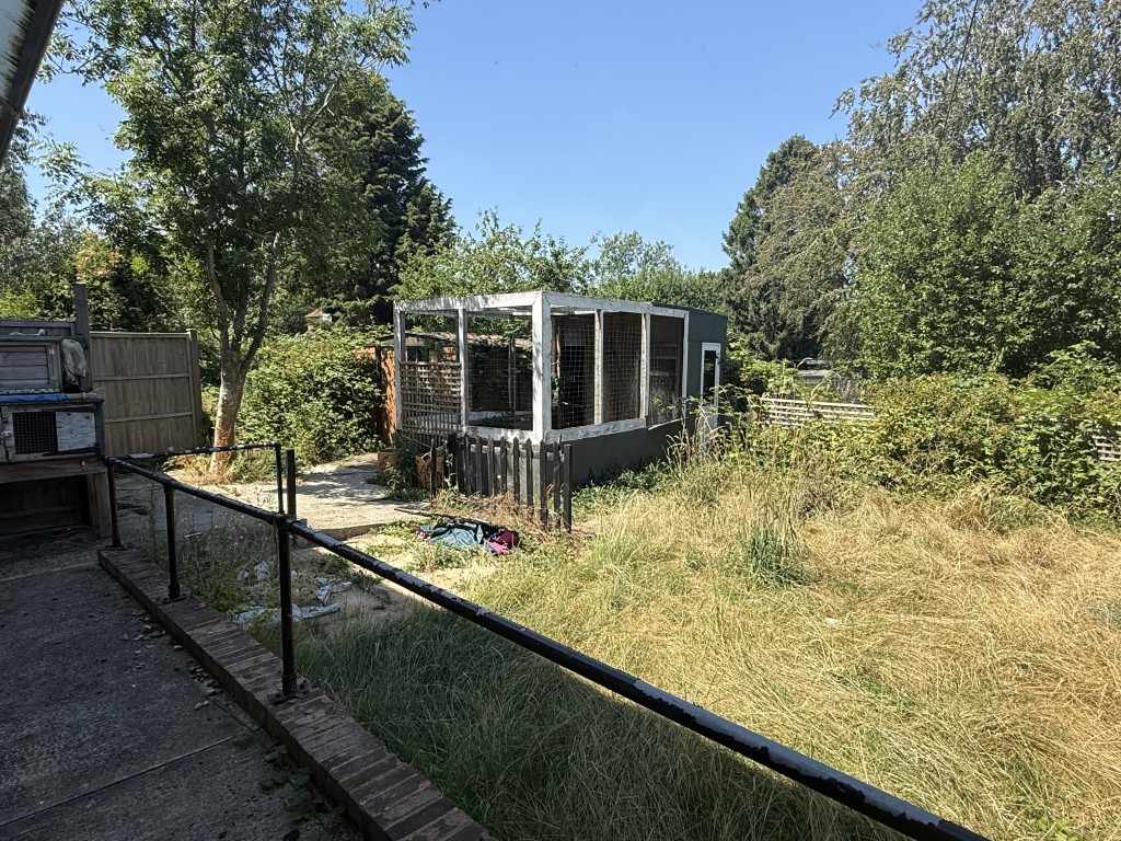 Lot: 30 - GROUND FLOOR FLAT IN NEED OF IMPROVEMENT - Rear Garden of Flat in need of improvement